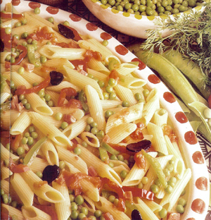 Πένες με φακές  πολύχρωμες πιπεριές και μαύρες ελιές
                  